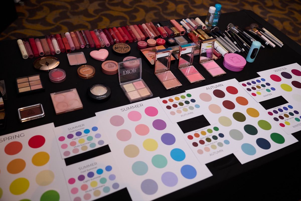 Bảng màu Personal Color 16 Seasons và bộ dụng cụ makeup Gạo Nâu chuẩn bị cho workshop doanh nghiệp
