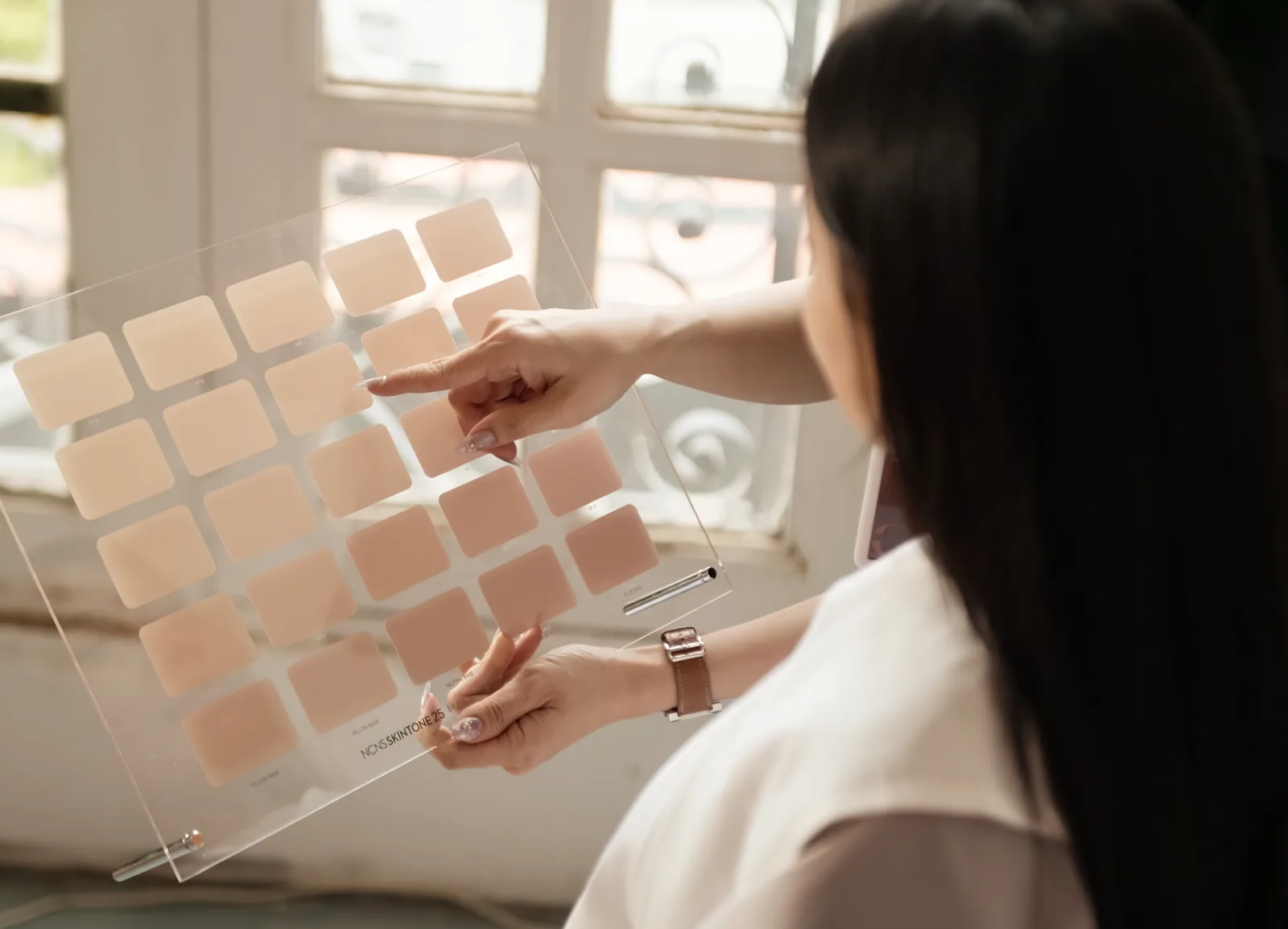 Đo undertone da bằng bảng skin tone chuyên dụng tại buổi phân tích Personal Color
