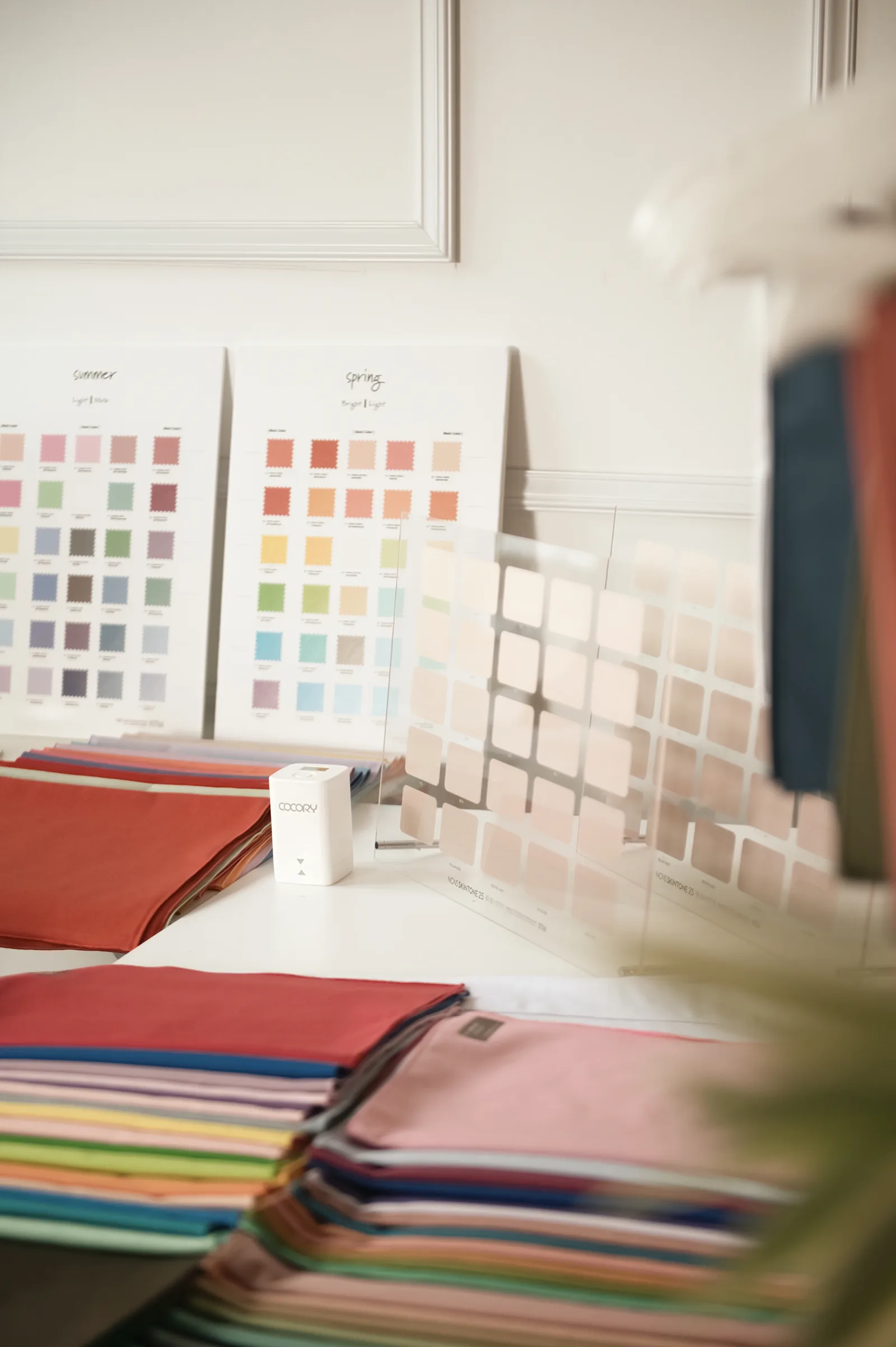 Bộ vải draping nhiều màu sắp xếp gọn cạnh bảng màu Personal Color
